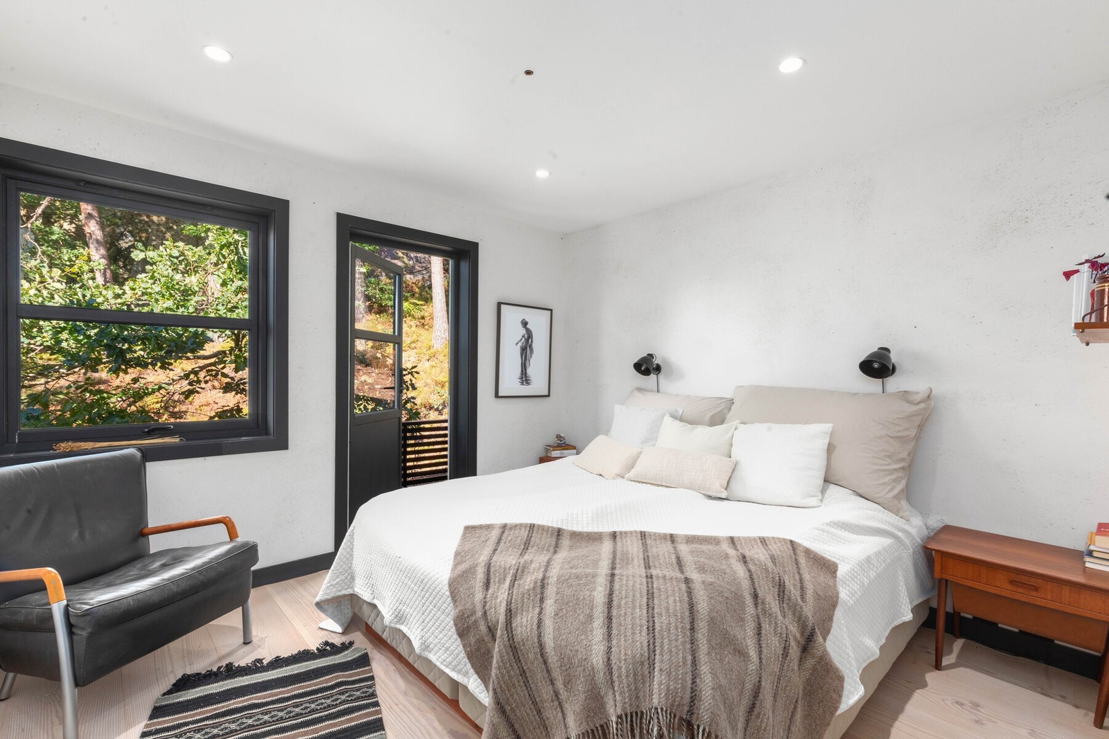 Det er utgang til veranda fra hovedsoverommet. Galleribilde