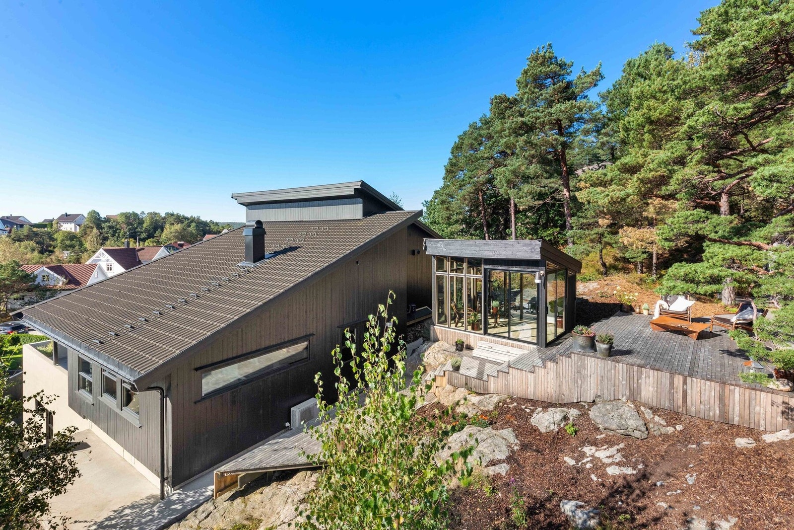 Uteområdet er planmessig opparbeidet for å få en myk overgang inn mot grøntområdet i bakkant. Galleribilde