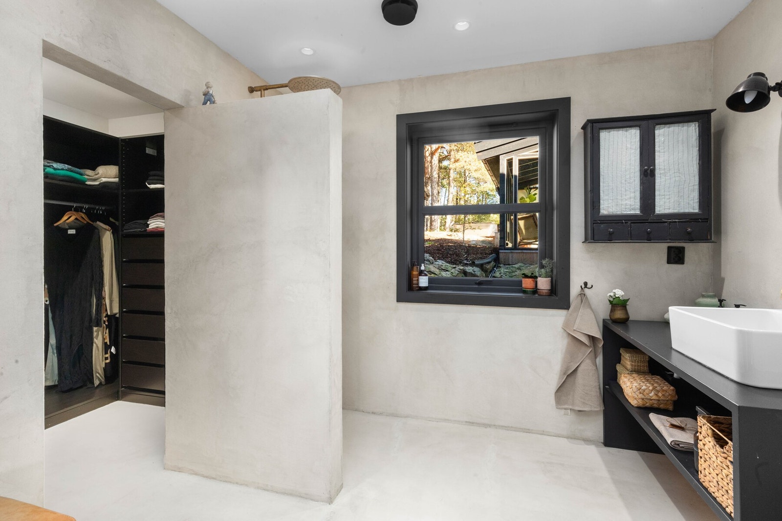 Hovedbaderommet er åpnet opp inn til en praktisk garderobeløsning, dusjnisje. Galleribilde