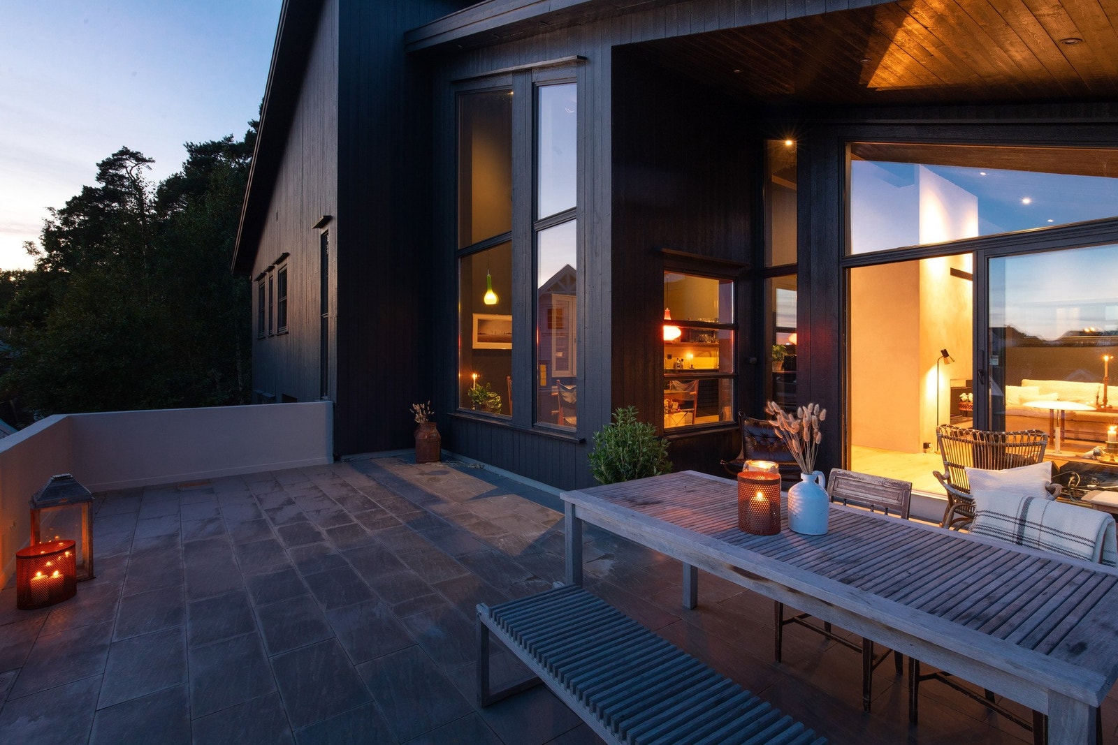 Her er det rikelig med plass til møbler og plantekasser. Galleribilde