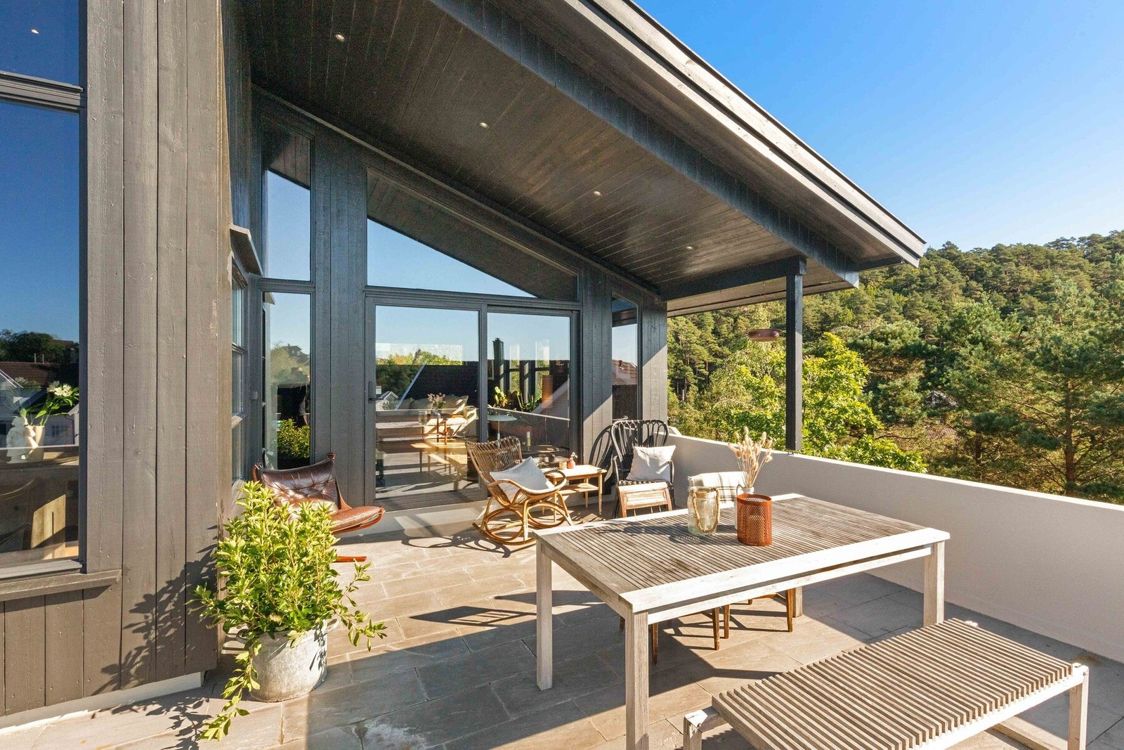 Boligen ligger noe høyere enn naboeiendommene - noe som sikrer godt utsyn og lite innsyn. Galleribilde