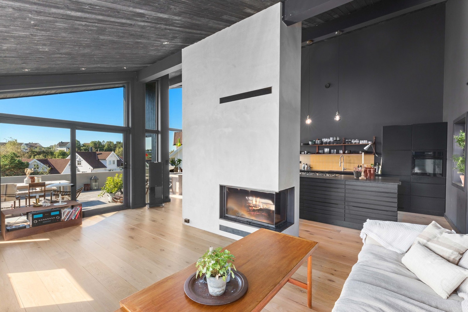 Så tar vi en rundtur inne en klar solskinnsdag. Galleribilde