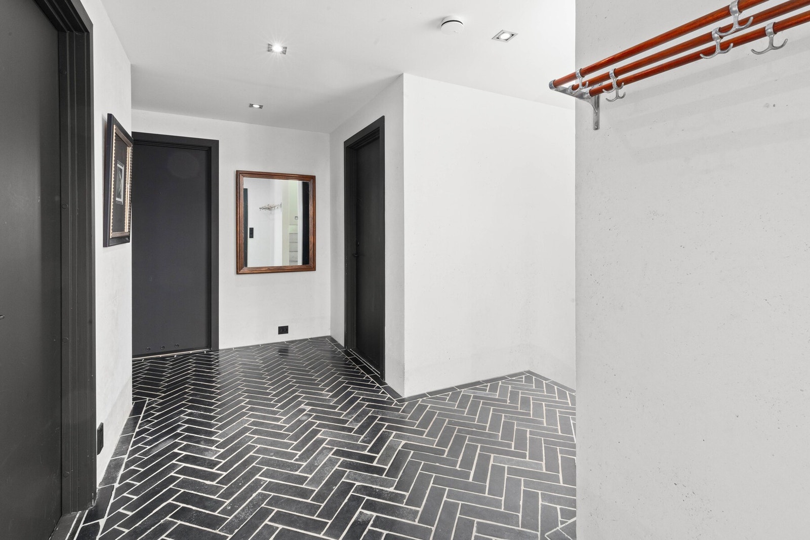 Nedgang til den doble garasjen i høyre bildekant. Galleribilde