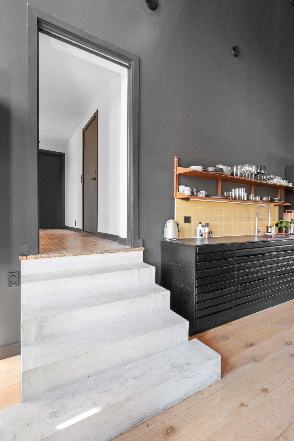 Fra stue/kjøkken inn i neste "seksjon" av boligen. Galleribilde