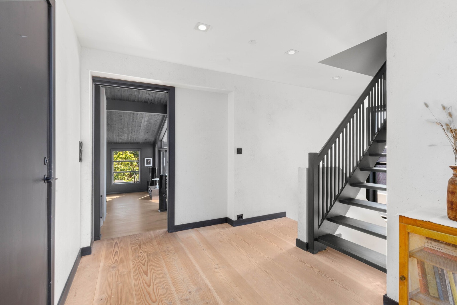 Mellomgang - eksklusivt gulvdekke i Dansk Dinesen Douglas Gran som leveres i 12 meters hele lengder uten skjøter. Galleribilde