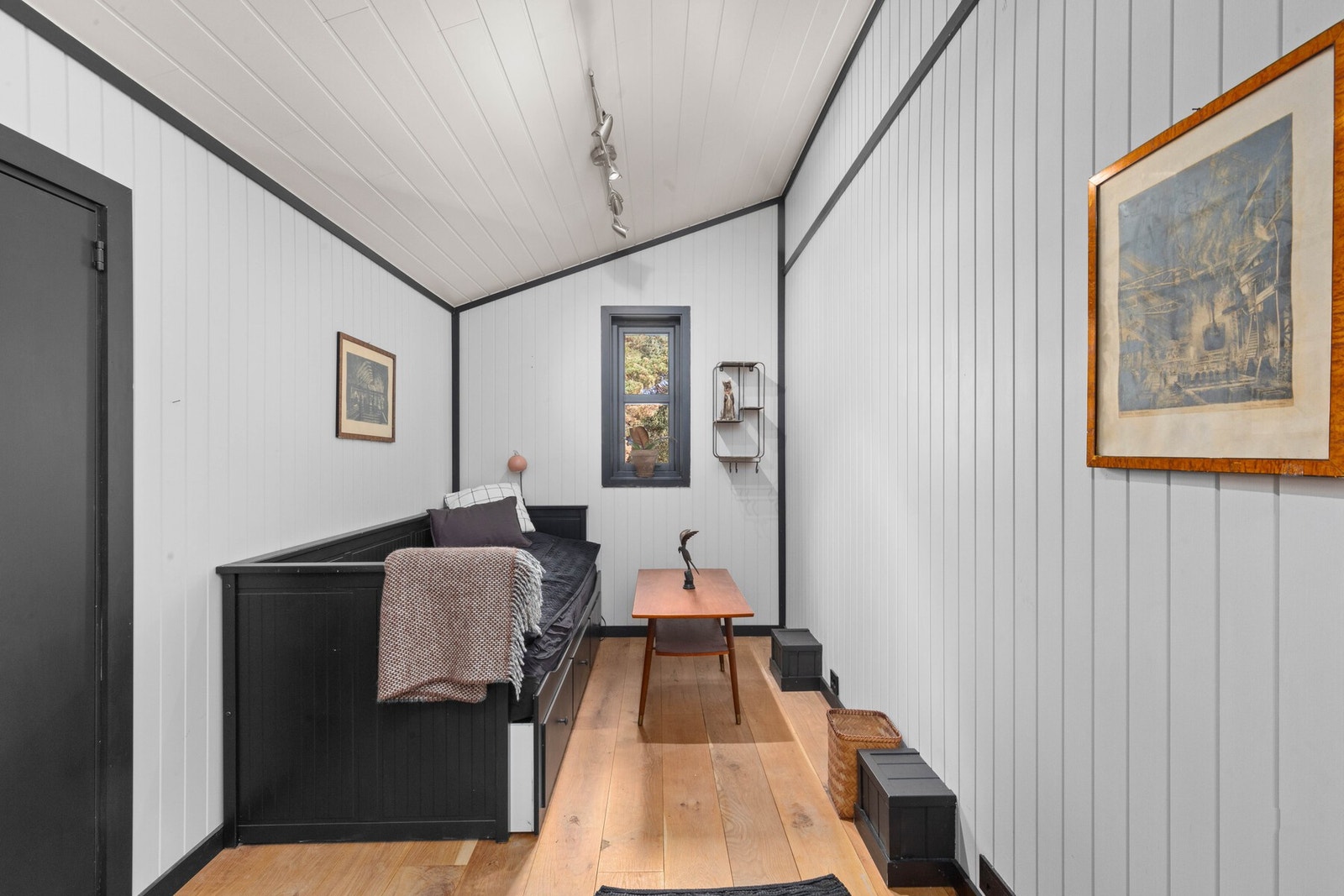 Innredet rom i loftsetasjen (klargjort med røropplegg i vegger for evt framtidig omsøking og etablering av våtrom), pr i dag ikke godkjent rom for varig opphold. Galleribilde