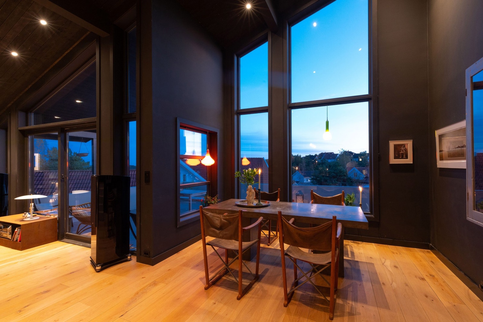 Spiseplassen har en naturlig plassering nært den åpne kjøkkenløsningen. Galleribilde