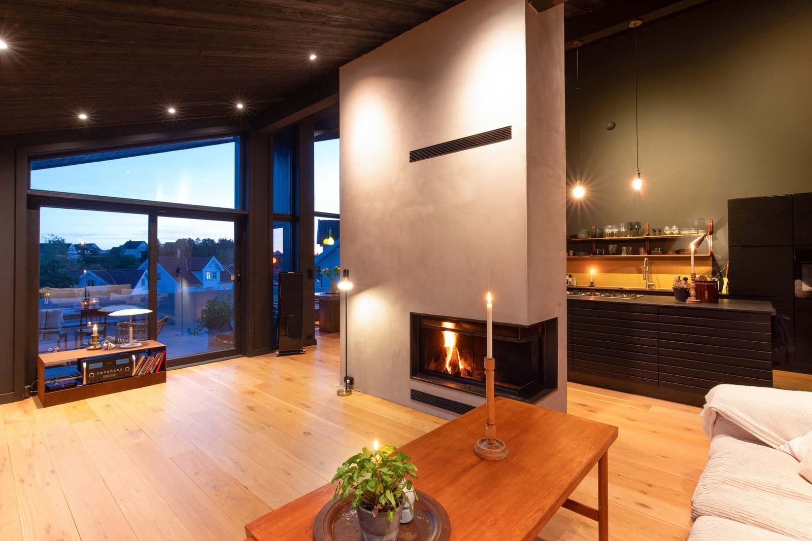 Vi tar turen inn en stille kveld- En åpen stue-/kjøkkenløsning. Gulvflate i heltre en-stavs eikeparkett. Peis med hev-/senk dør i herdet glass. Galleribilde