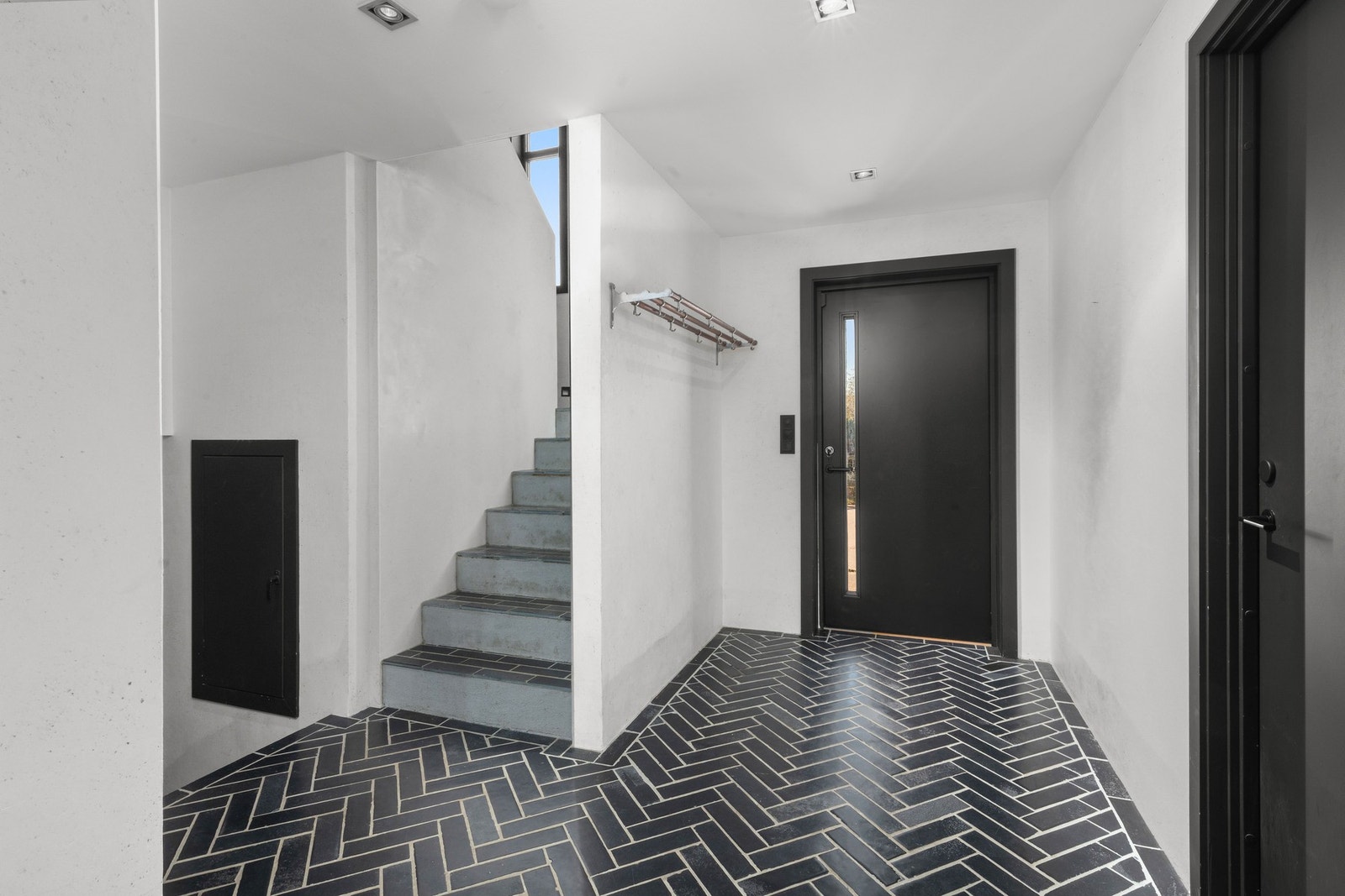 Vi tar turen ned - inngangspartiet med et slitesterkt gulvdekke med klinker. Galleribilde