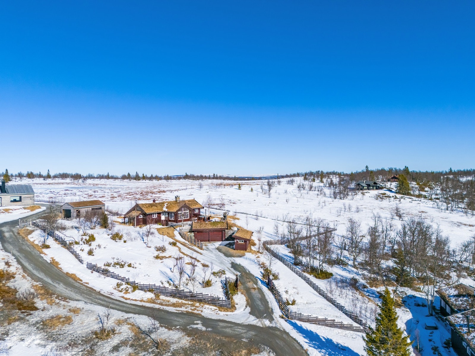 En innholdsrik og flott hytte med stor inngjerdet tomt. Galleribilde