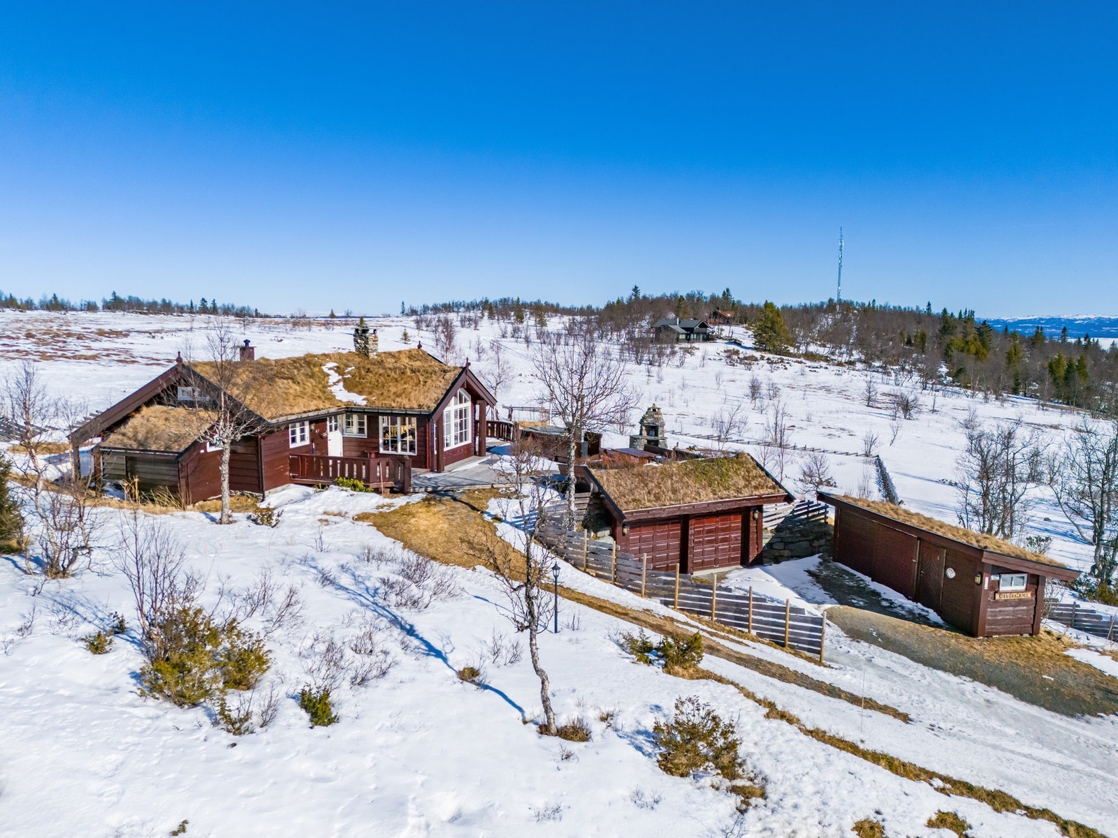 Hytta har plass til flere biler på eiendommen via biloppstillingsplasser og i dobbel garasje. Galleribilde