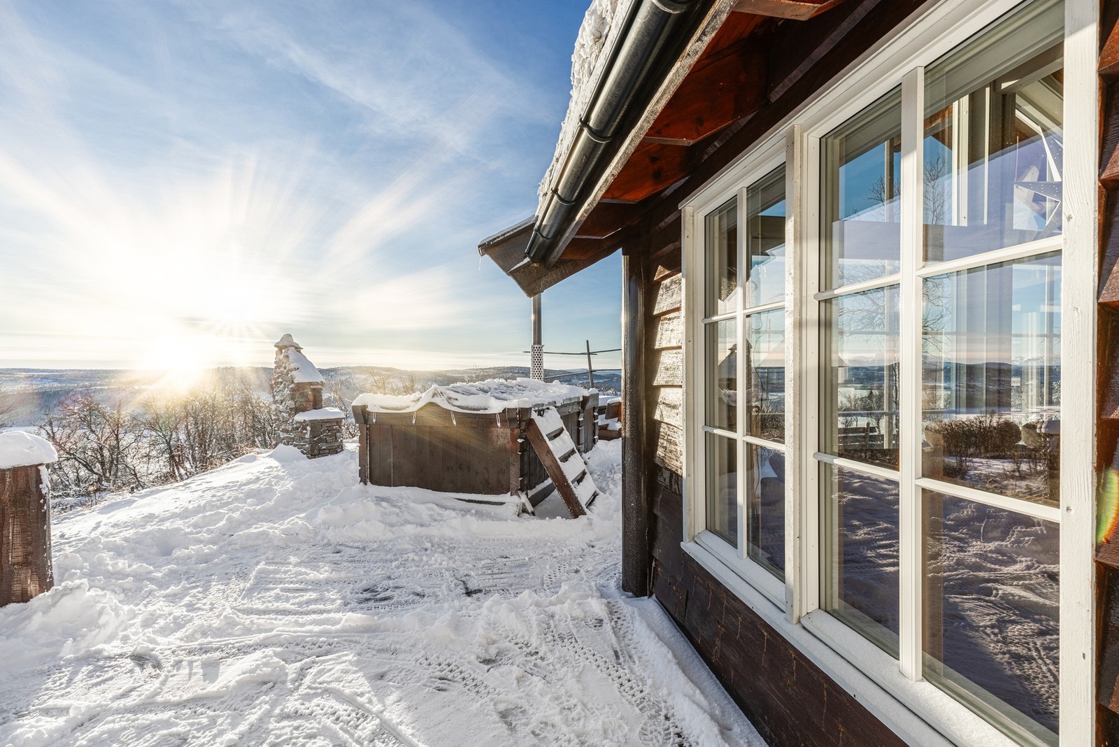 Nyt solfylte dager på hytta, sommer og vinter. Galleribilde