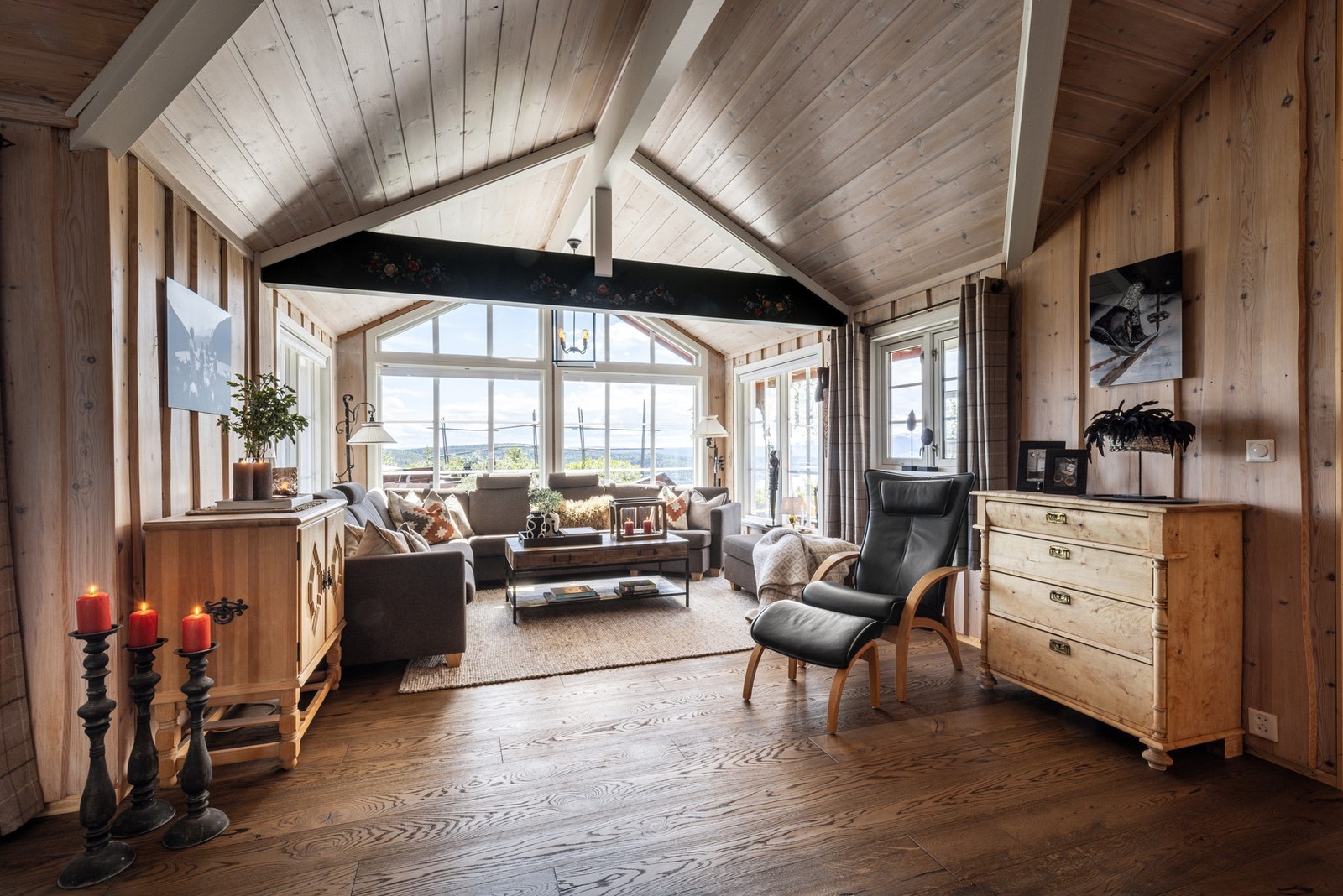 Luftig stue med røstet tak, omringet av store vinduer og Boen eikeparkett lagt i 2020. Galleribilde