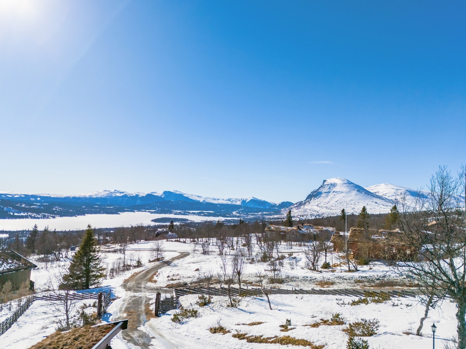 Fine hytter selges overalt. En tomt som denne skal du lete lenge etter! Her er du øverst på 1010 moh. Galleribilde