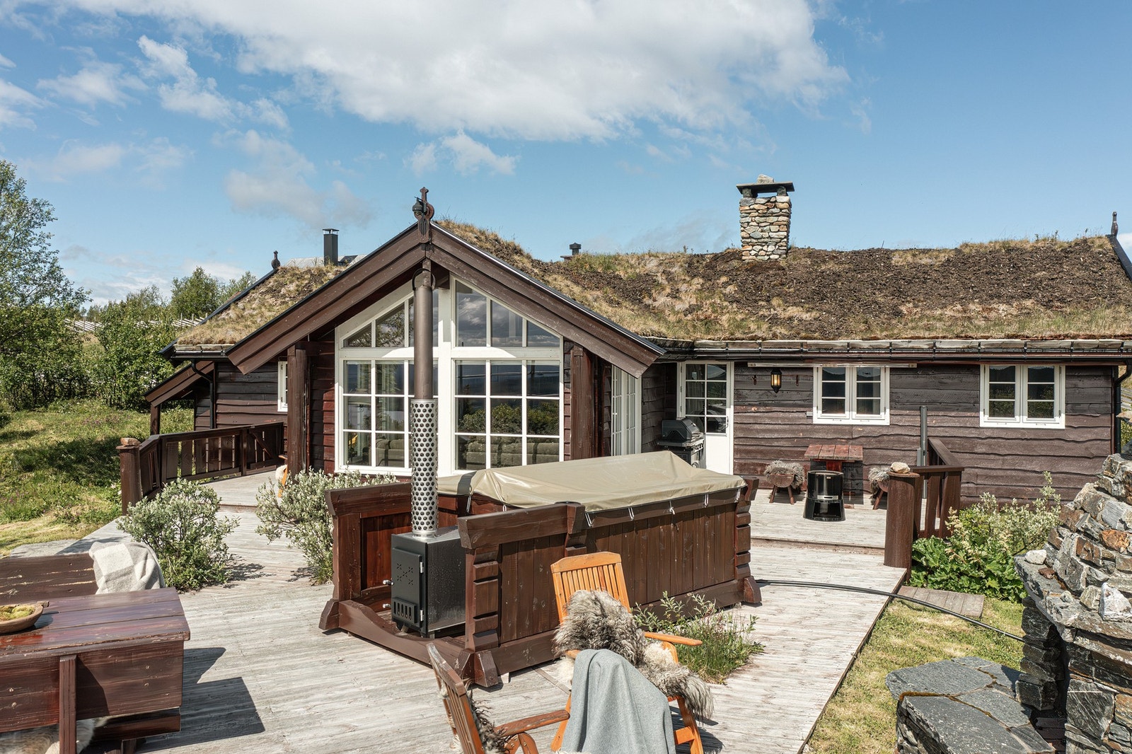 I 2020 ble det byttet utvendig panel og satt inn store vinduer i stue. Det ble lagt Otta Pillarguri skifer med varmekabel i inngangsparti. Galleribilde