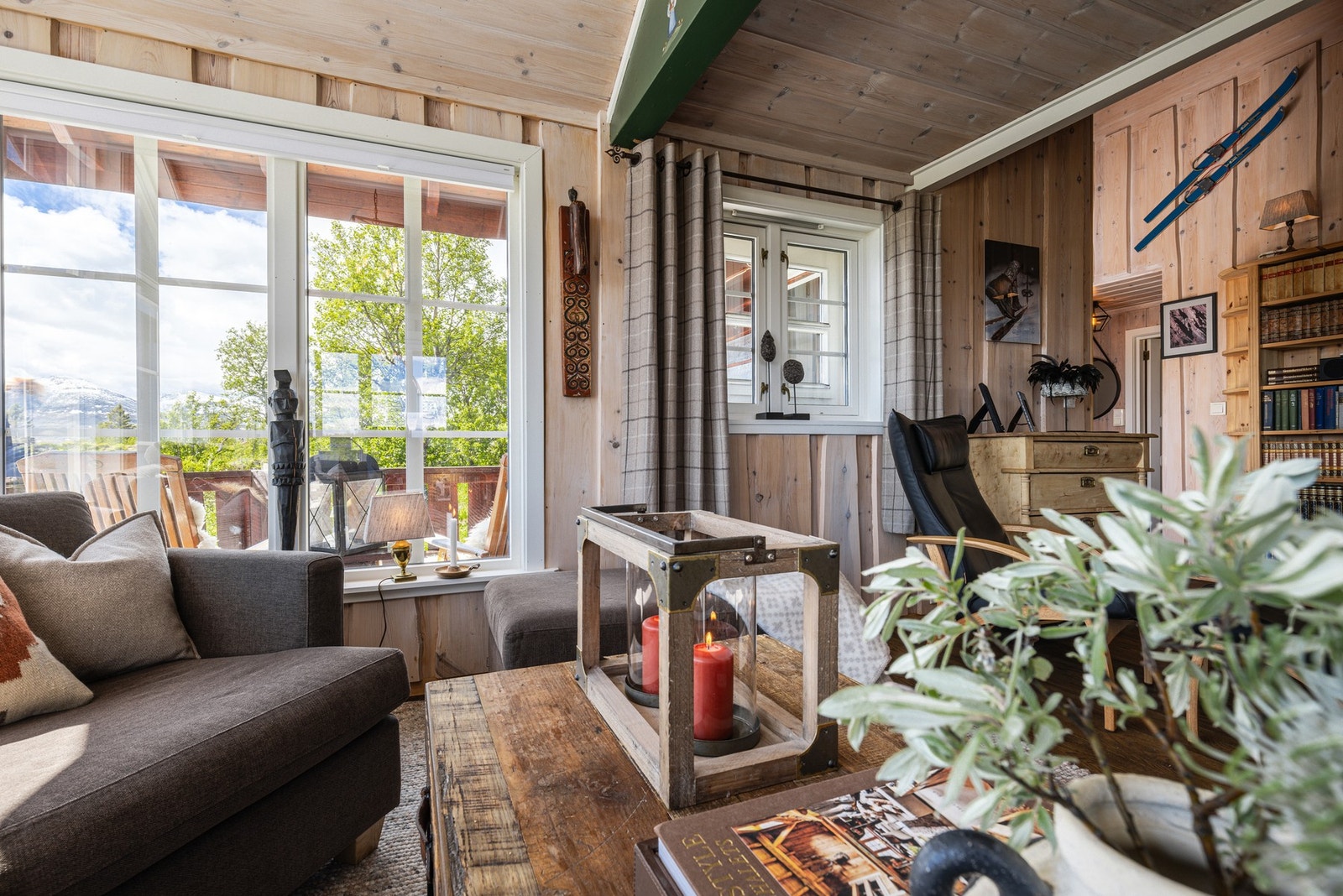 Fra stuen har du utsikt ut mot Skogshorn. Galleribilde