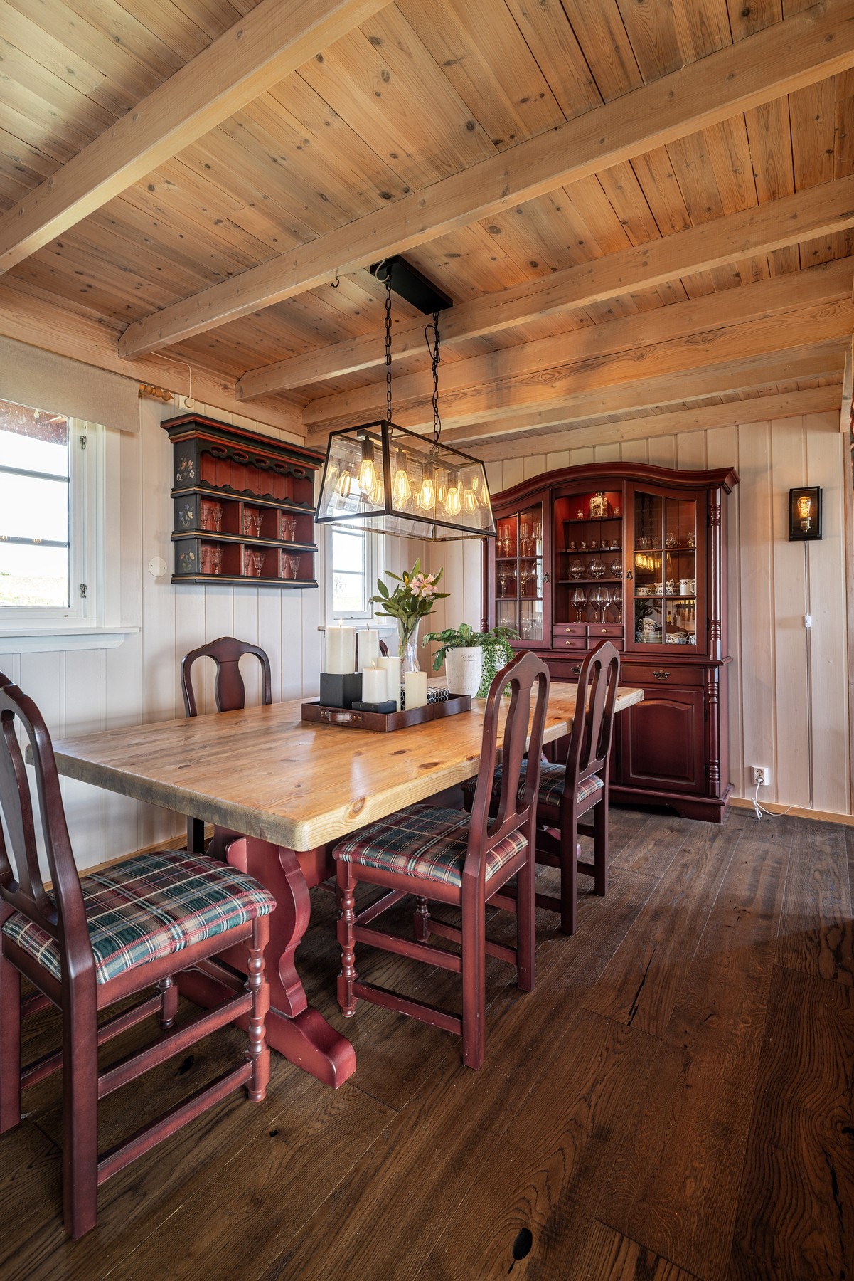 Spisestue med god plass til hele familen. Galleribilde