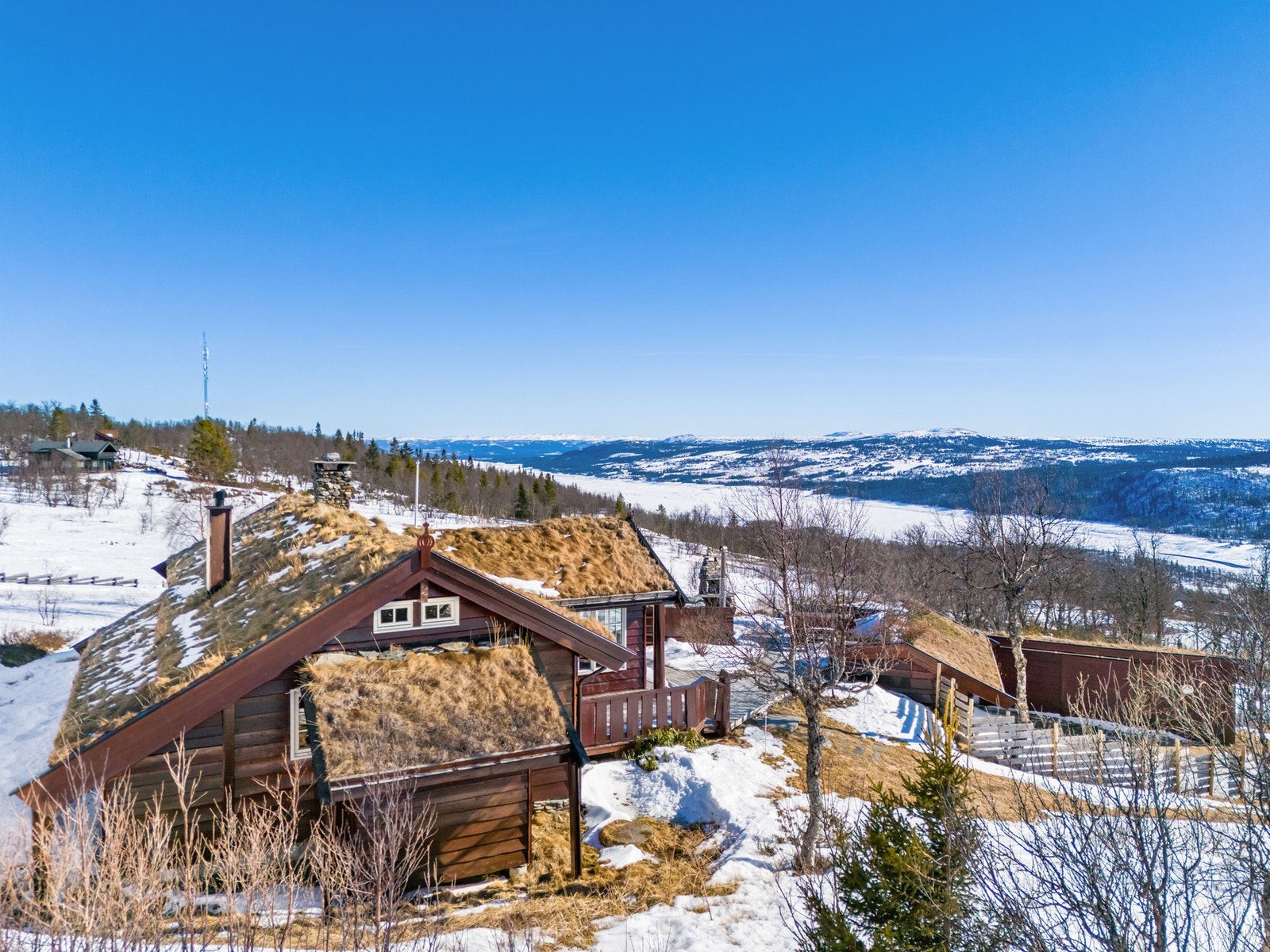 Sol fra tidlig morgen til seint på kveld med utsikt mot Tisleifjorden og mot Storefjell og Golsfjellet på andre siden av vannet. Galleribilde
