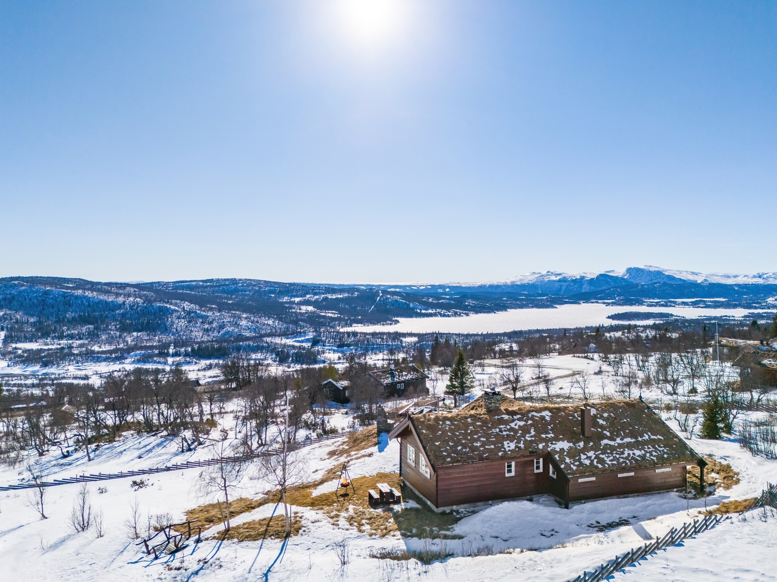 Utsikt over Storevatnet og Helsingvatnet. Hydnefossen i det fjerne (på andre siden av rv 52). Galleribilde