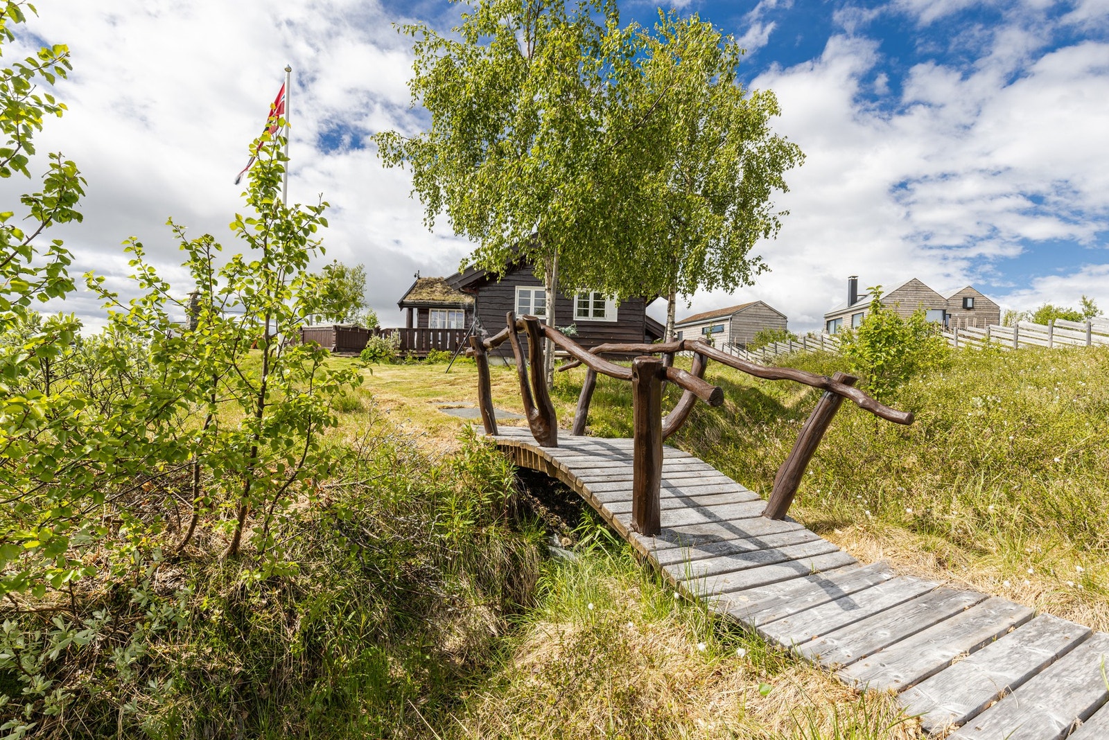 Bro over liten bekk inne på tomta og videre rett ut i skiløypa. Galleribilde