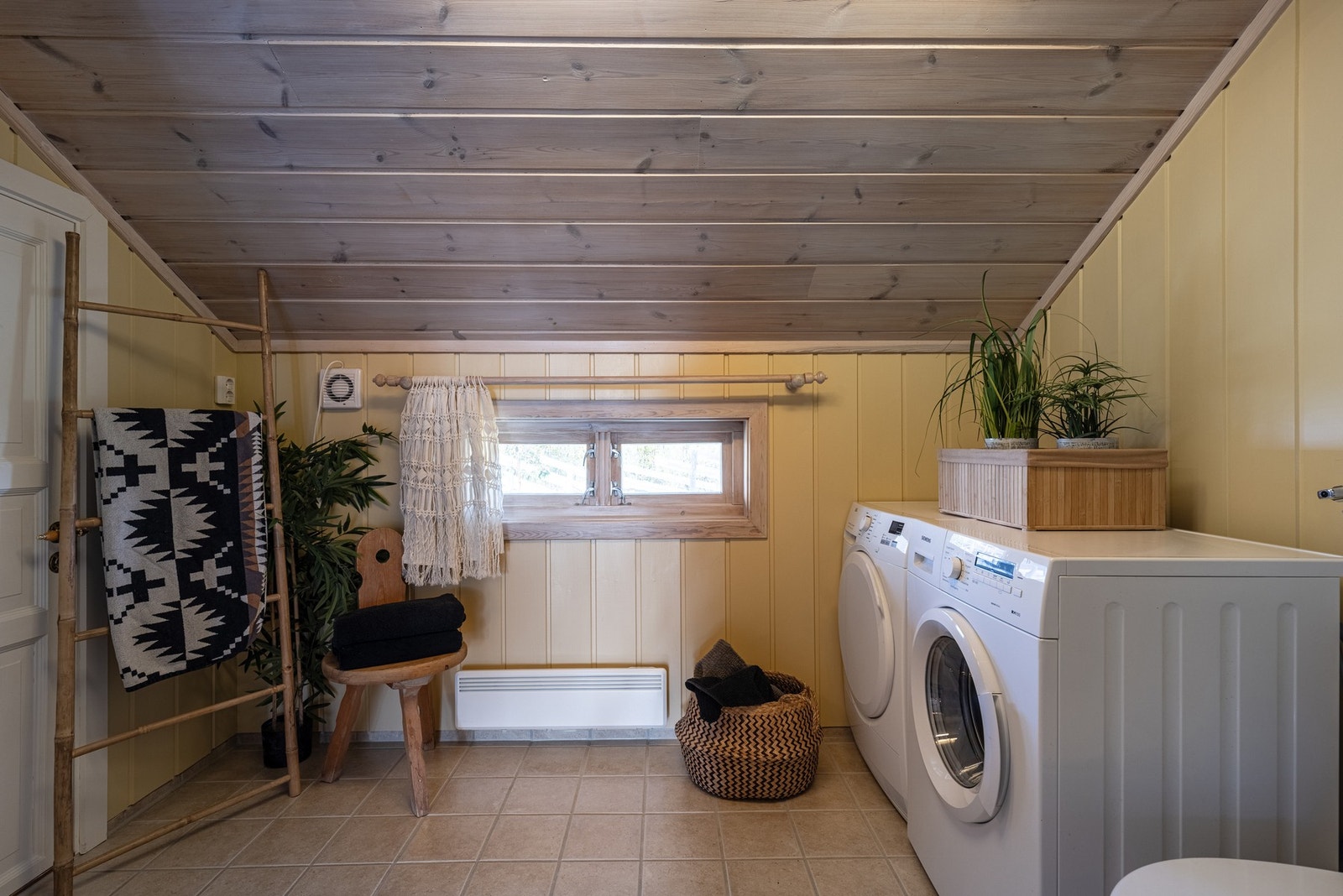 Inngang fra badet til bod med lagringsplass og fryseboks. Galleribilde