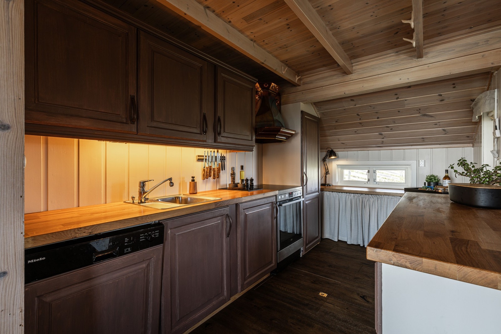 Kjøleskap og oppvaskmaskin er integrert i innredningen. Det er også kjellerluke til en kjellerkum som er musesikker og sval. Galleribilde