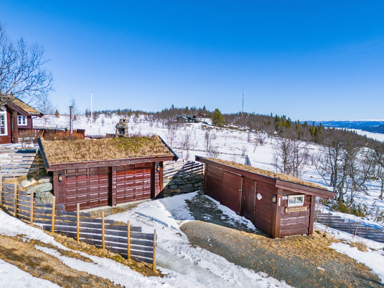 God plass til flere biler. Frittstående uthus med smørebo. Galleribilde