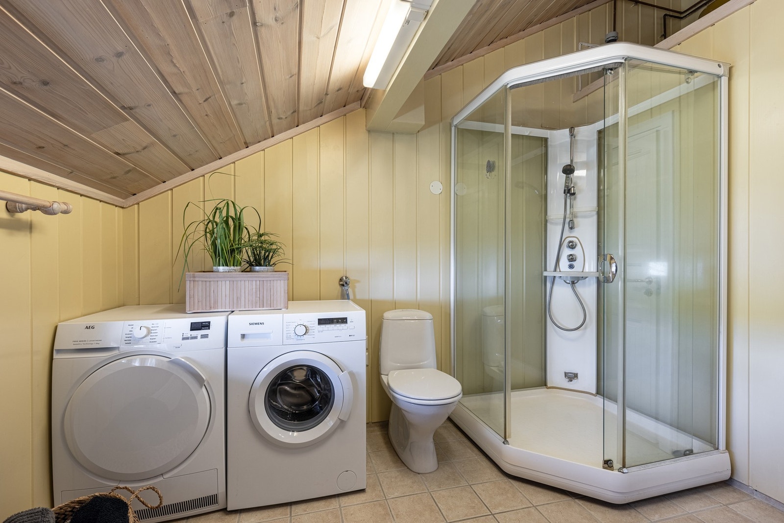 Badet har opplegg for vaskemaskin og tørketrommel Galleribilde