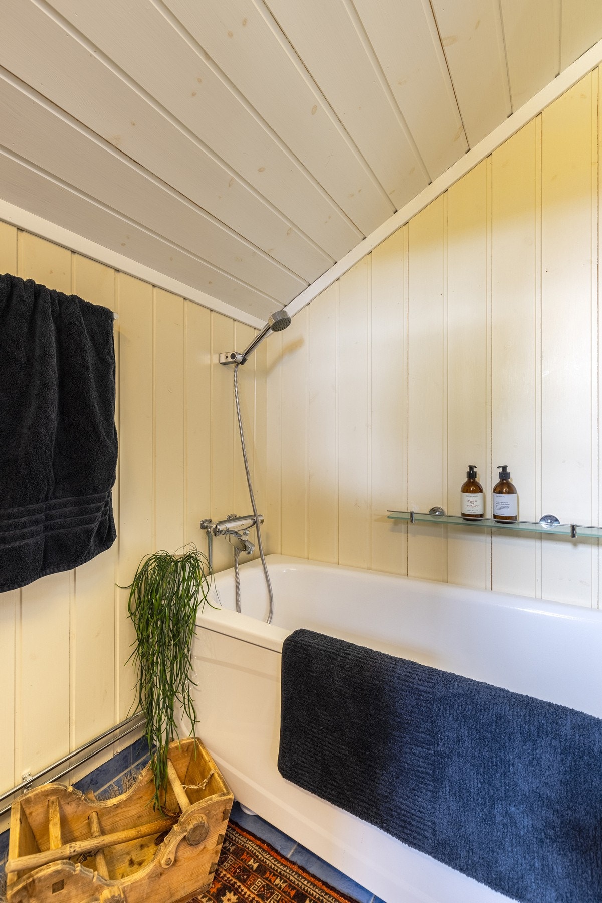 Badet inneholder toalett, innredning med servant og badekar. Galleribilde