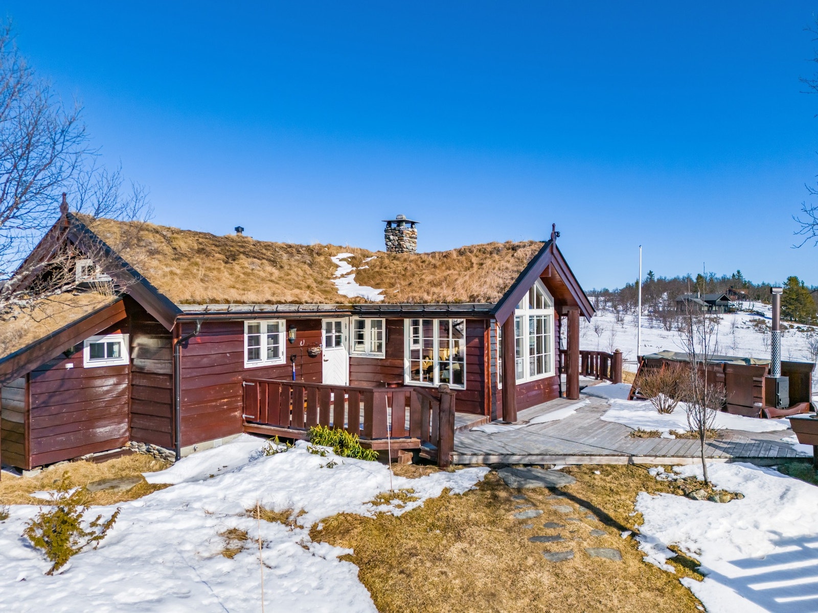 Sommer 2024 ble taket supplert med torv, gjødslet og kalket. Det er nå godt etablert. Galleribilde