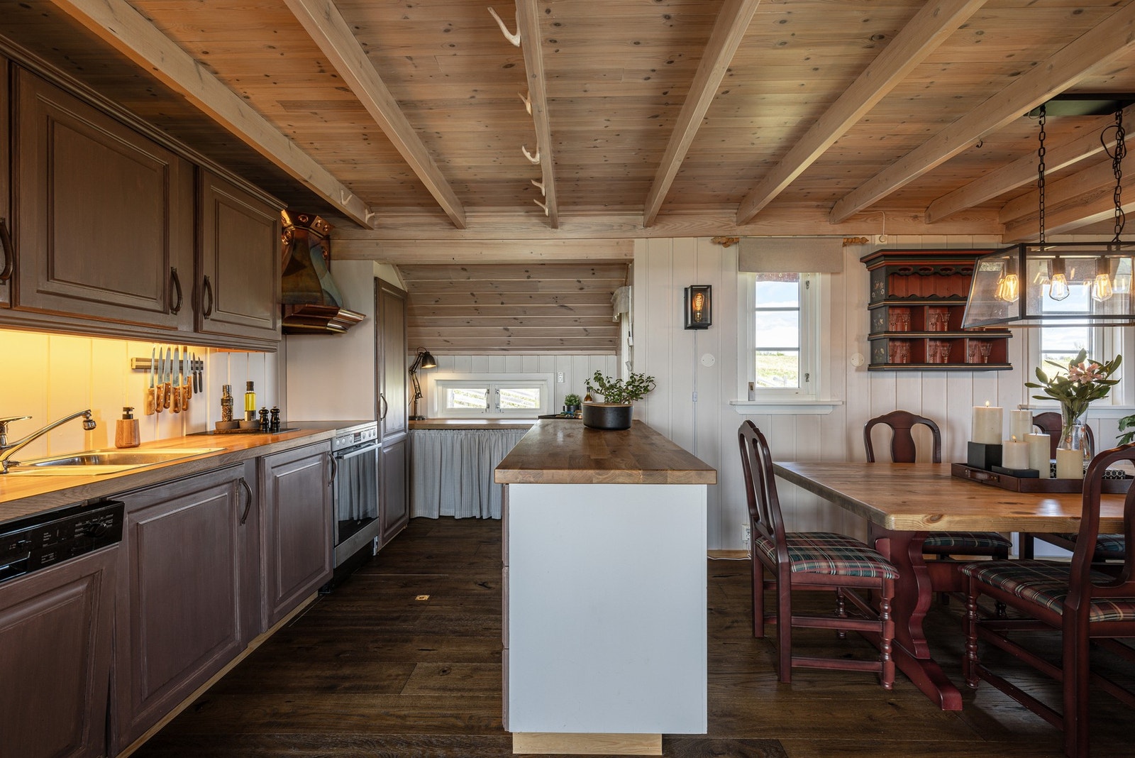 Kjøkken med nye heltre benkeplater i eik levert av Fjellmøbler, montert i 2019. Romslig innredning, integrert oppvaskmaskin og stort kjøleskap. Galleribilde