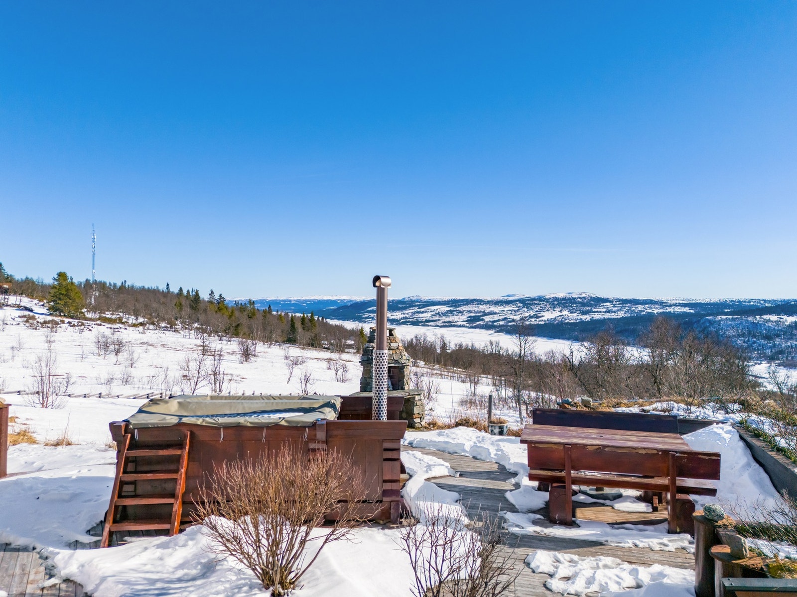 Her kan du bade i vedfyrt stavlaft stamp sommer som vinter. Galleribilde