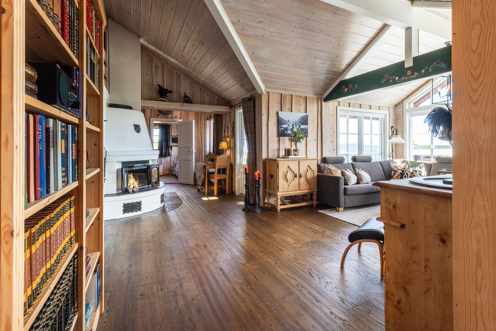 Det høye taket gir rommet en ekstra luftig følelse. Galleribilde