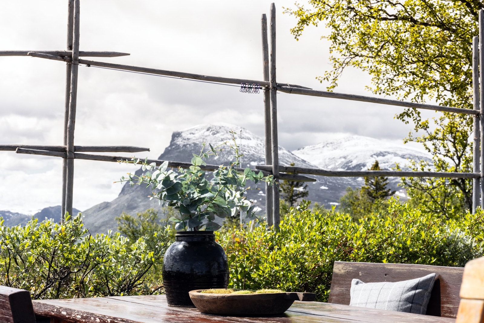 Nyt frokosten ute på sommeren, med utsikt mot Skogshorn. Galleribilde