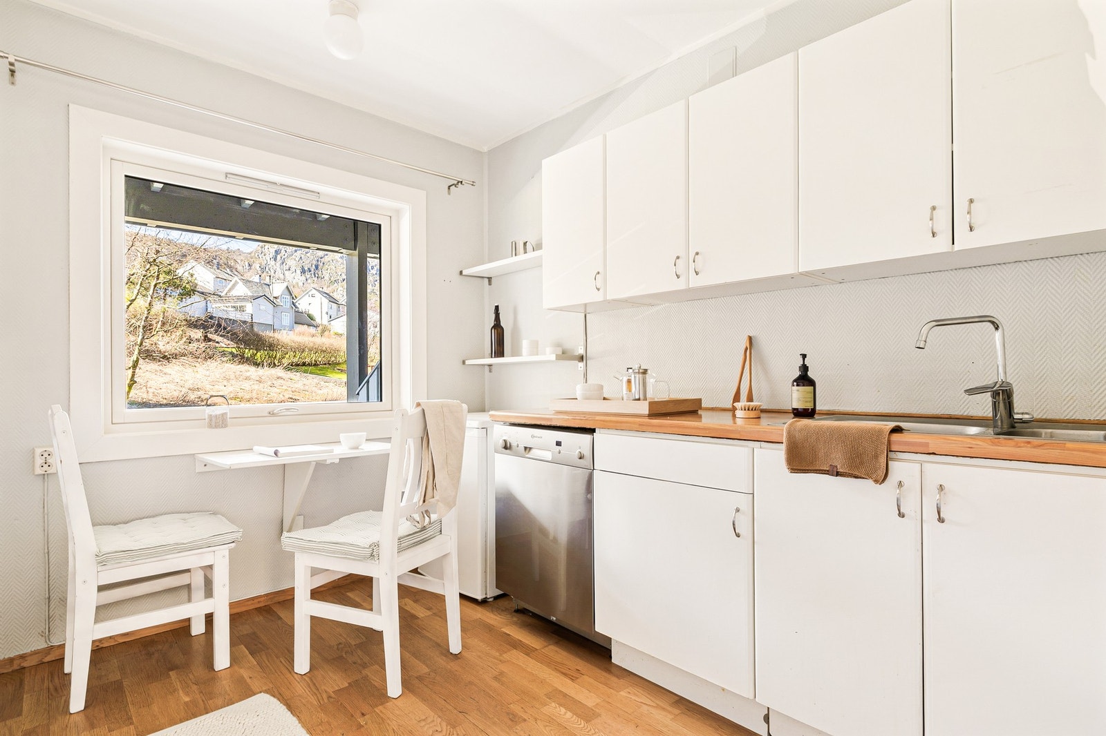 Innredningen består av malte glatte fronter, benkeplate av laminat. Galleribilde