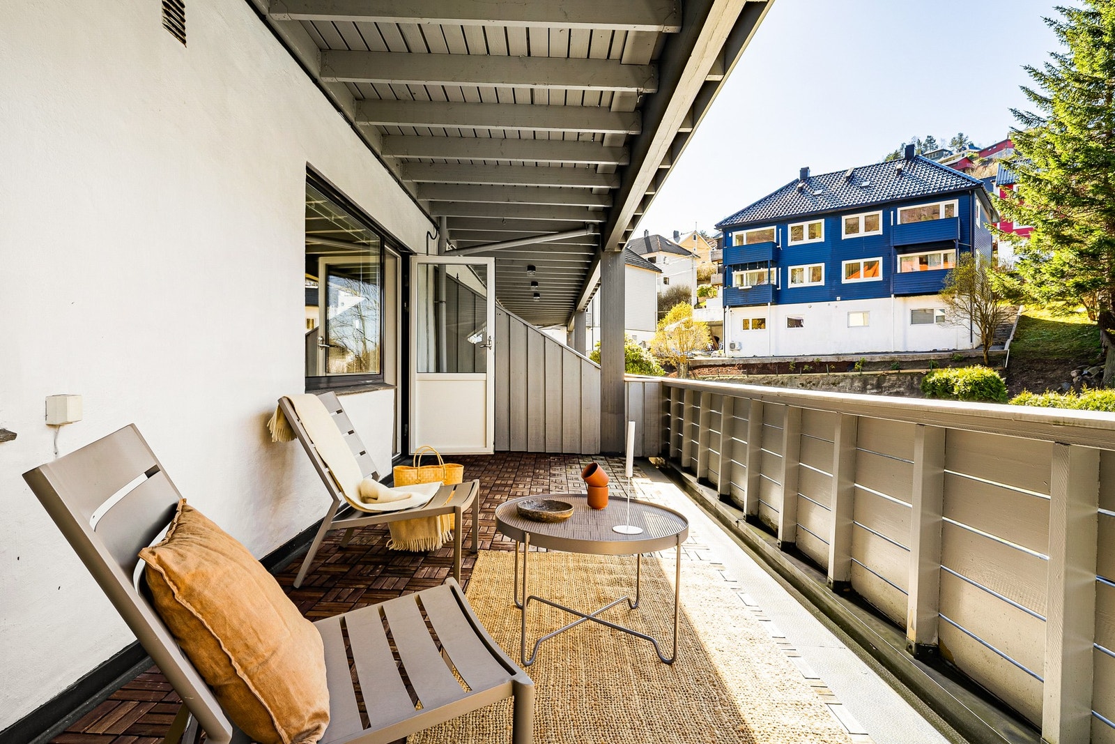 Terrassen er av god størrelse og rommer hele 18 kvm! Galleribilde