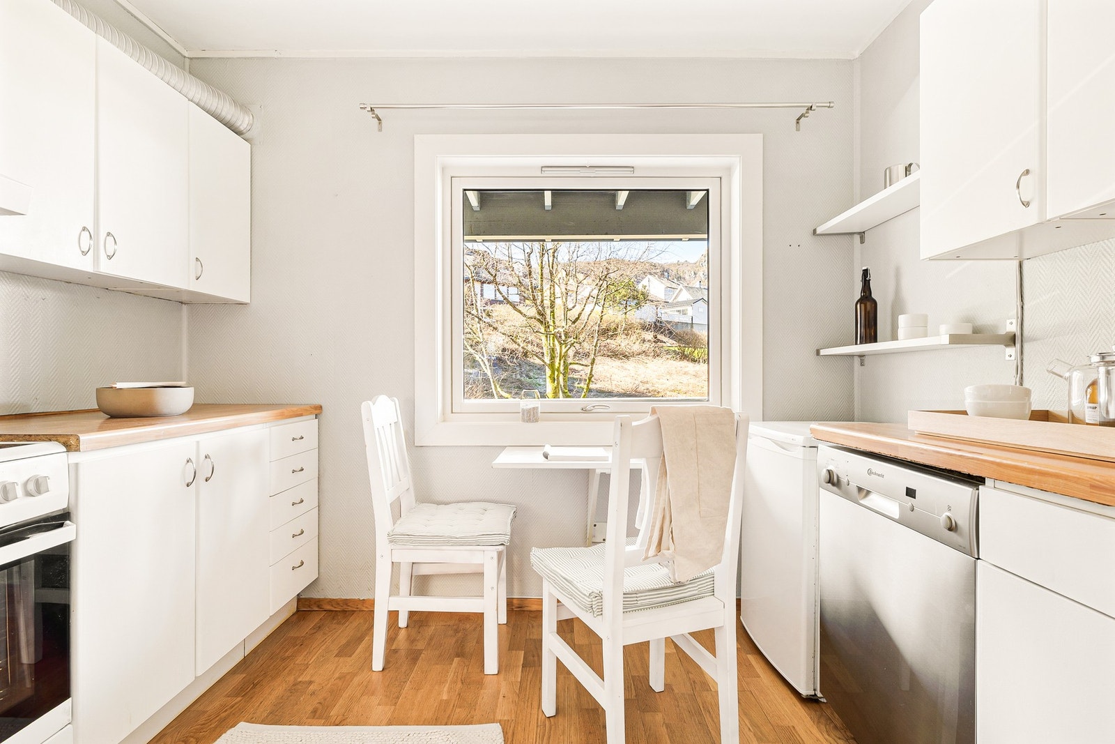 Kjøkkenløsning levert av IKEA, med stor benkeplate og mye skuff og skapplass. Galleribilde