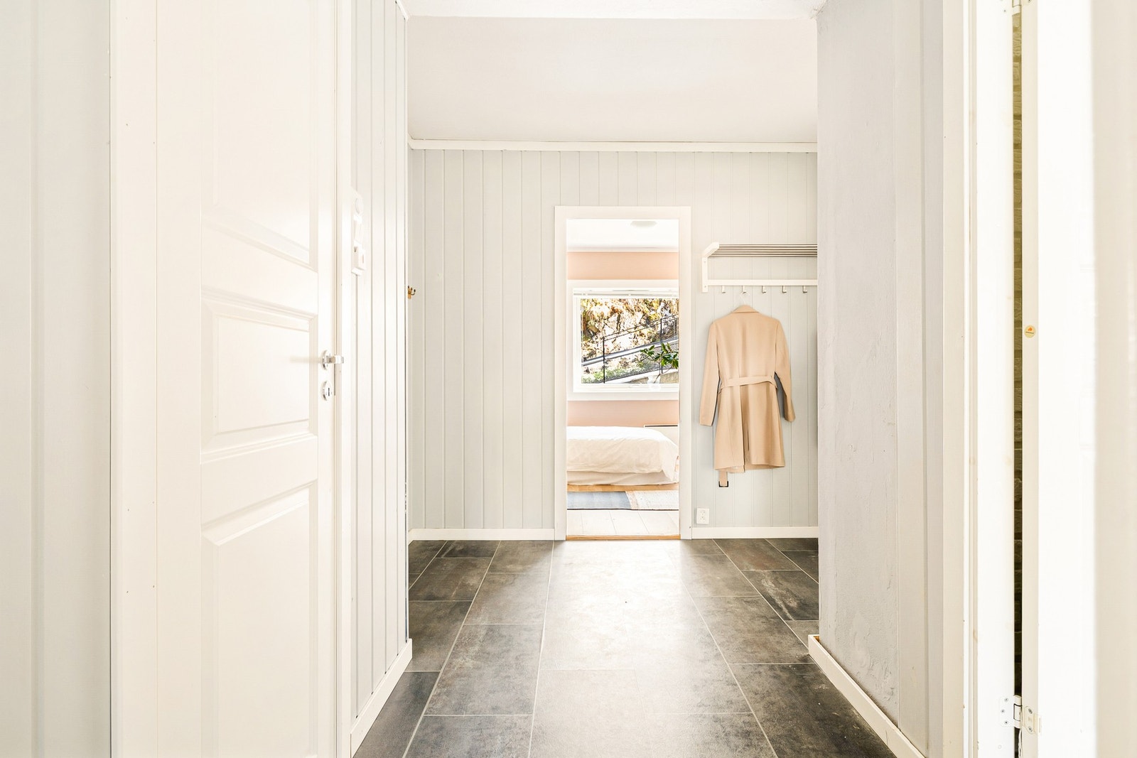 Ved leilighetens entré har man fleksible muligheter til oppbevaring av sko og yttertøy. Galleribilde