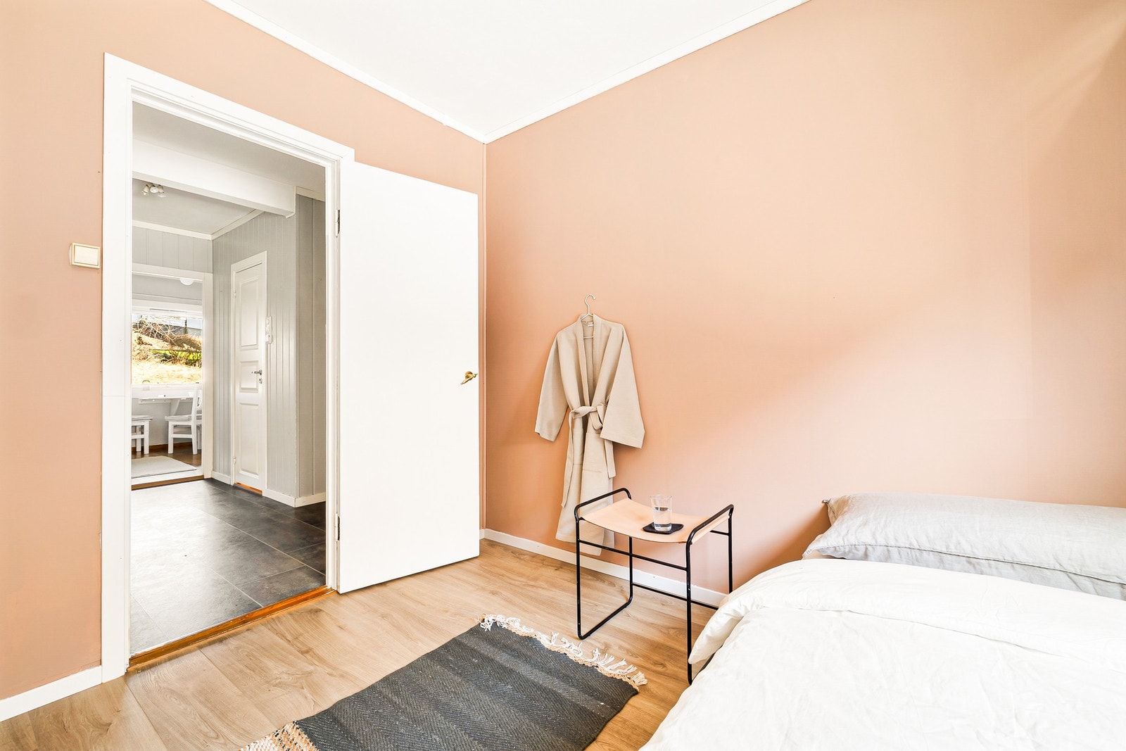 Leiligheten har idag panelovner og peis til oppvarming. Galleribilde