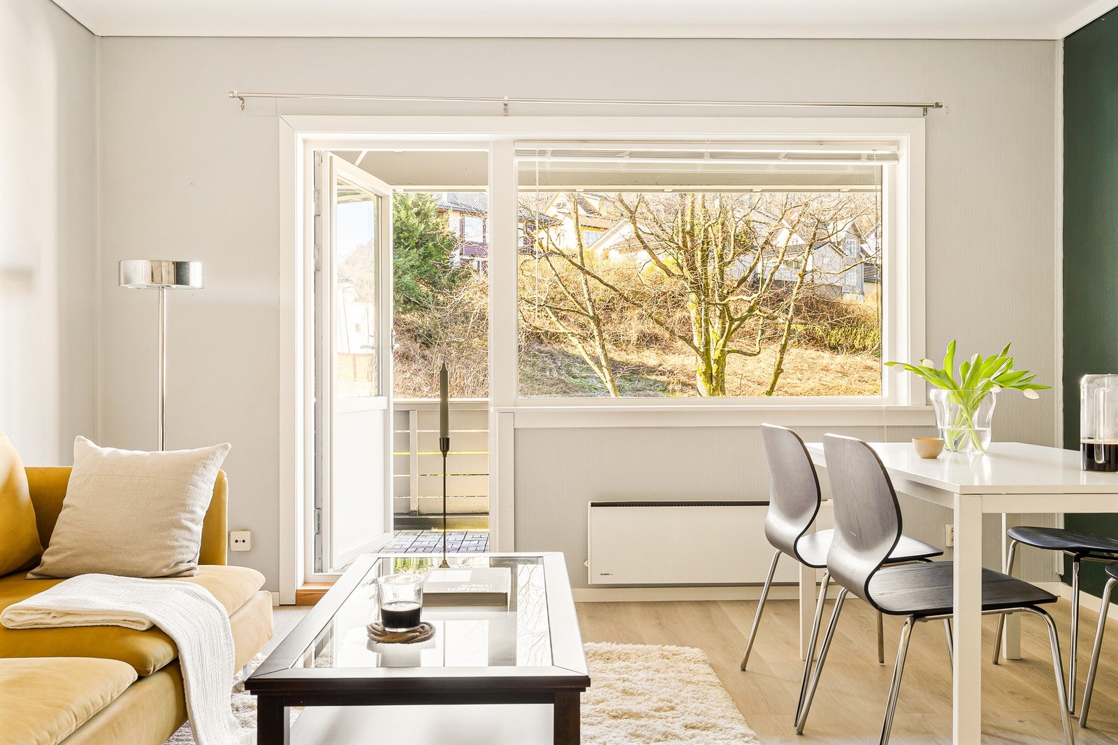 Stuens størrelse gjør mulighetene fleksible for møblering i ulike soner. Galleribilde