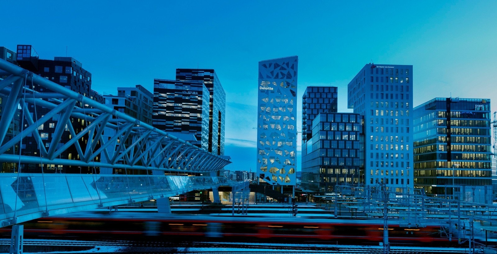 Akrobaten er en gangbro over sporområdet ved Oslo sentralstasjon ~ 5min gangavstand! Galleribilde