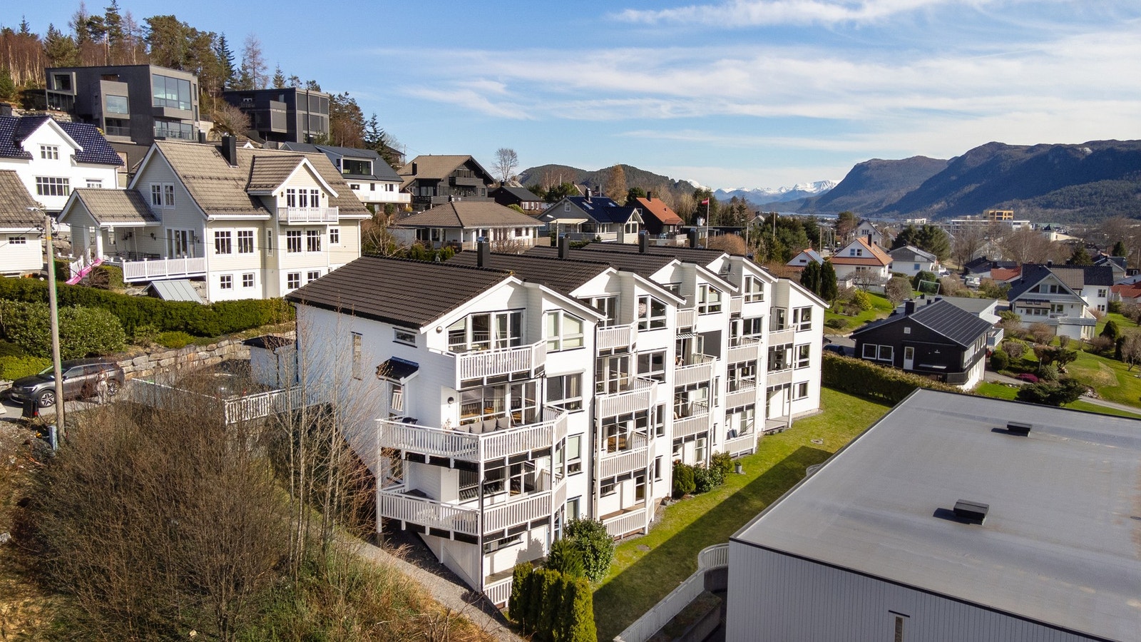 Leiligheten ligger i byggets 1.etasje og har trappeadkomst. Galleribilde