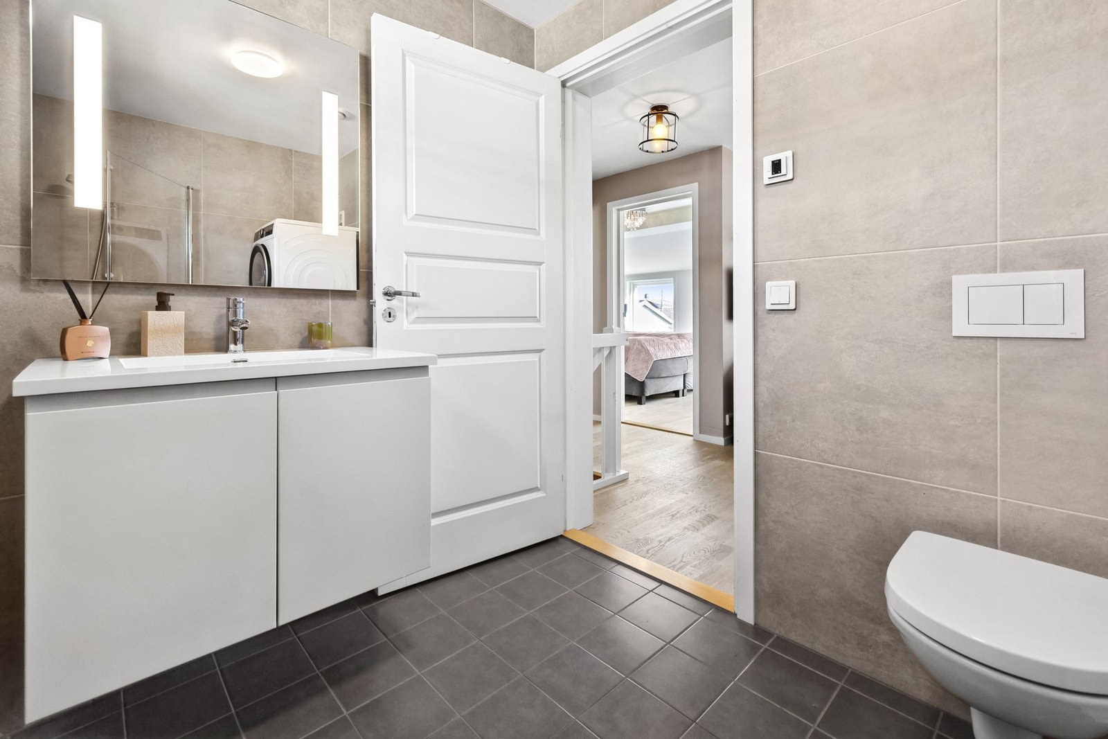 Badet er moderne og lekkert. Avtrekk er via balansert anlegg. Galleribilde