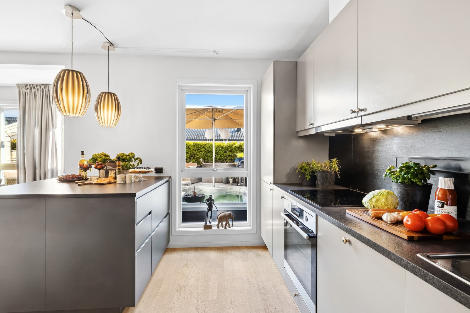 Boligen har et flott kjøkken med glatte fronter og laminerte benkeplater. Galleribilde