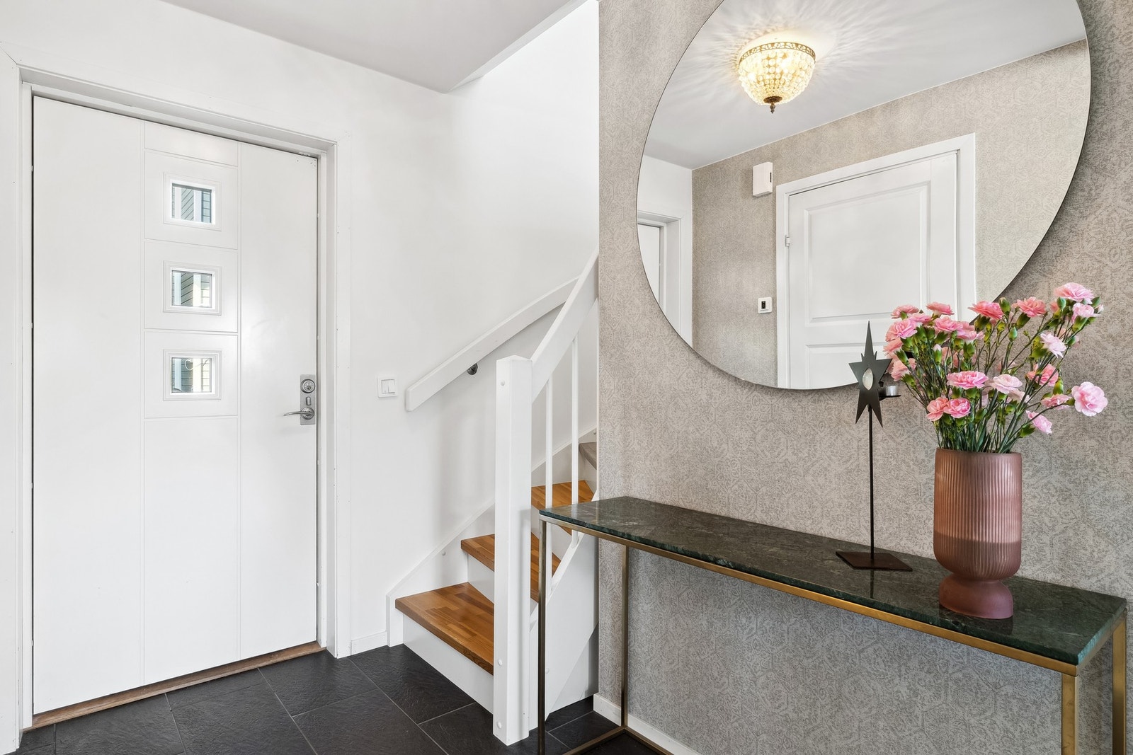 Velkommen inn! Boligen har en lys og romslig entré, her får man et godt førsteinntrykk av boligen. Galleribilde