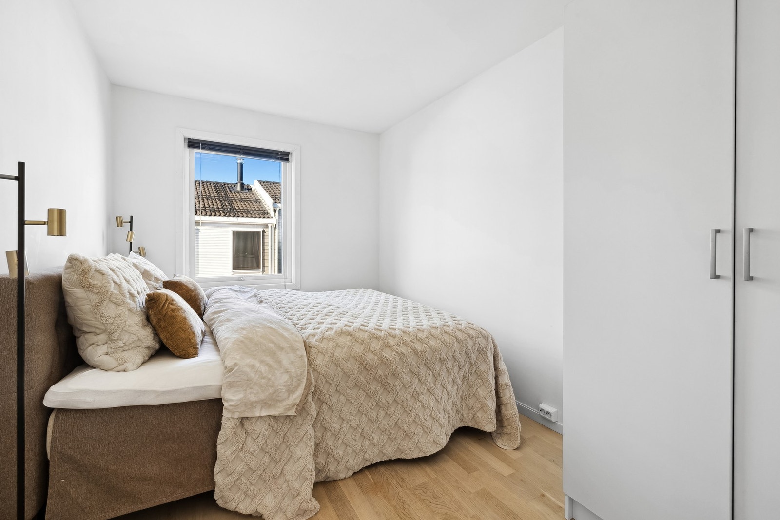 Det andre soverommet har plass til skap, dobbeltseng og nattbord. Det er mye naturlig sollys som slipper inn å lyser opp soverommet. Galleribilde