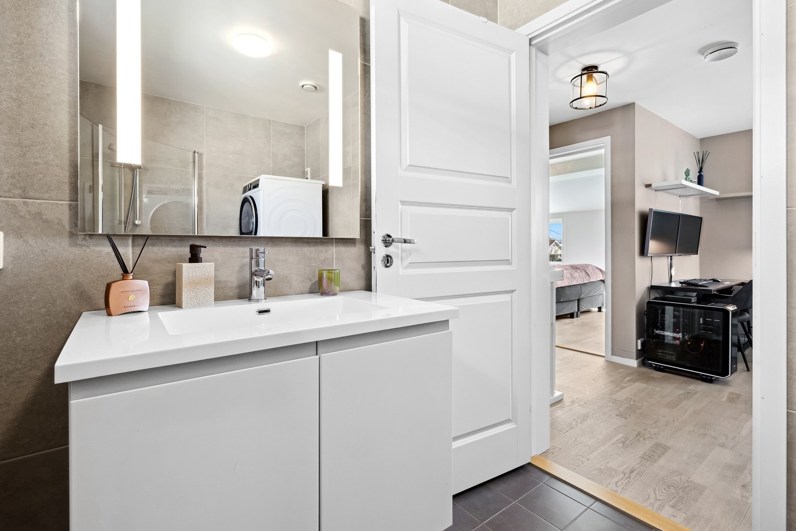 Det er varme i gulvet på badet. Perfekt plass å starte dagen. Galleribilde