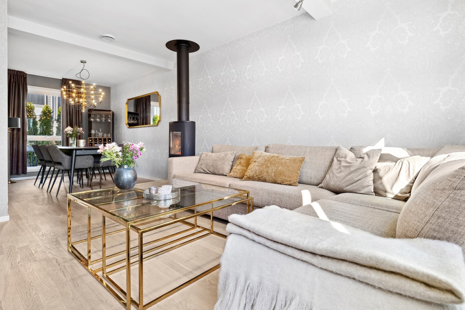 Gulvet i boligen er i hovedsak preget av parkett og fliser. Galleribilde