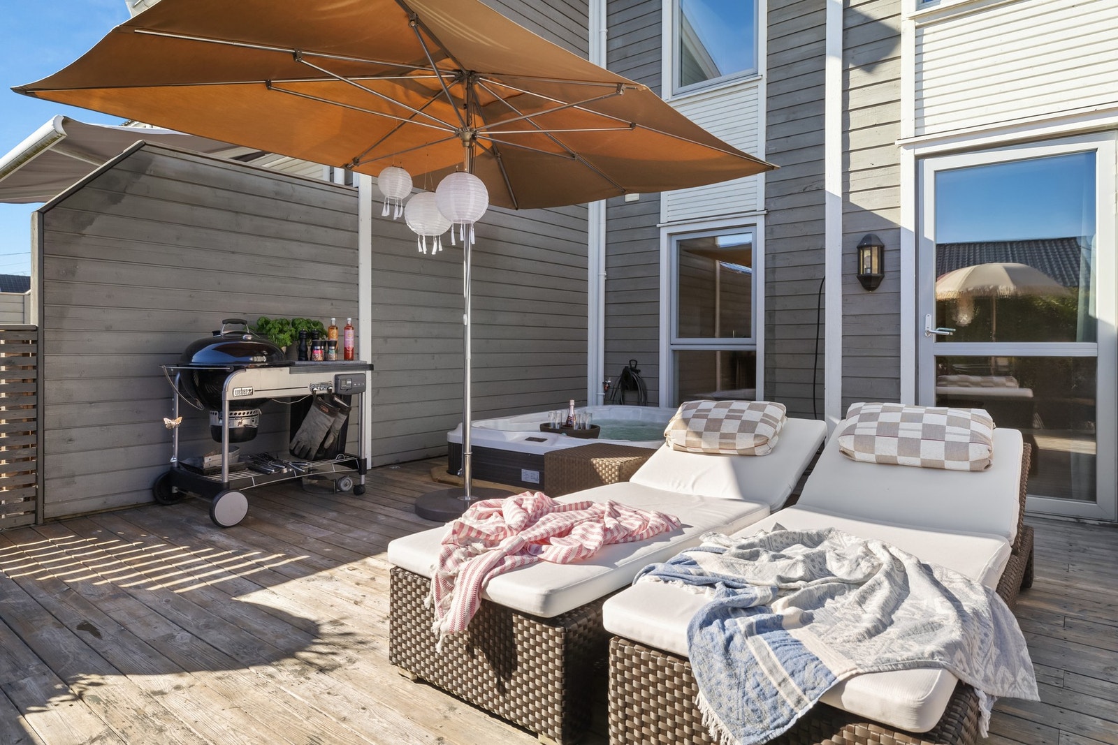 Dette flotte rekkehuset fra 2016 har en flott beliggenhet med nærhet til alt du trenger. Galleribilde