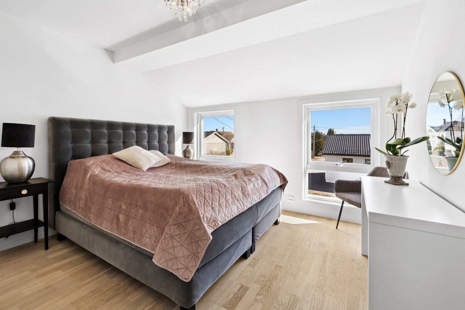 Her finner vi hovedsoverommet. Soverommet har en romslig utforming. Galleribilde